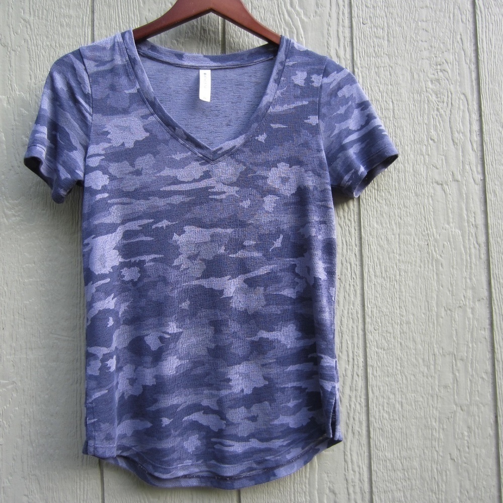 ATHLETA Breezy Printed V -Neck Tee Flora Camo Tempest Violet‎ Women Size XS